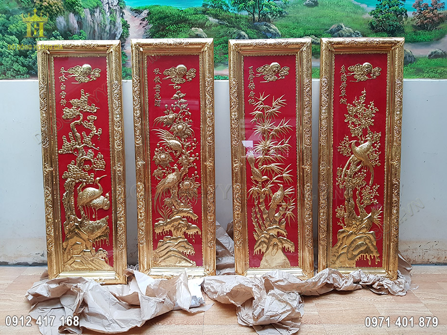 Treo bức tranh đồng tứ qu&yacute; n&agrave;y trong nh&agrave; kh&ocirc;ng những đem lại vẻ đẹp sang trọng cho kh&ocirc;ng gian m&agrave; n&oacute; c&ograve;n mang đến t&agrave;i lộc, may mắn, sự thịnh vượng cho gia chủ